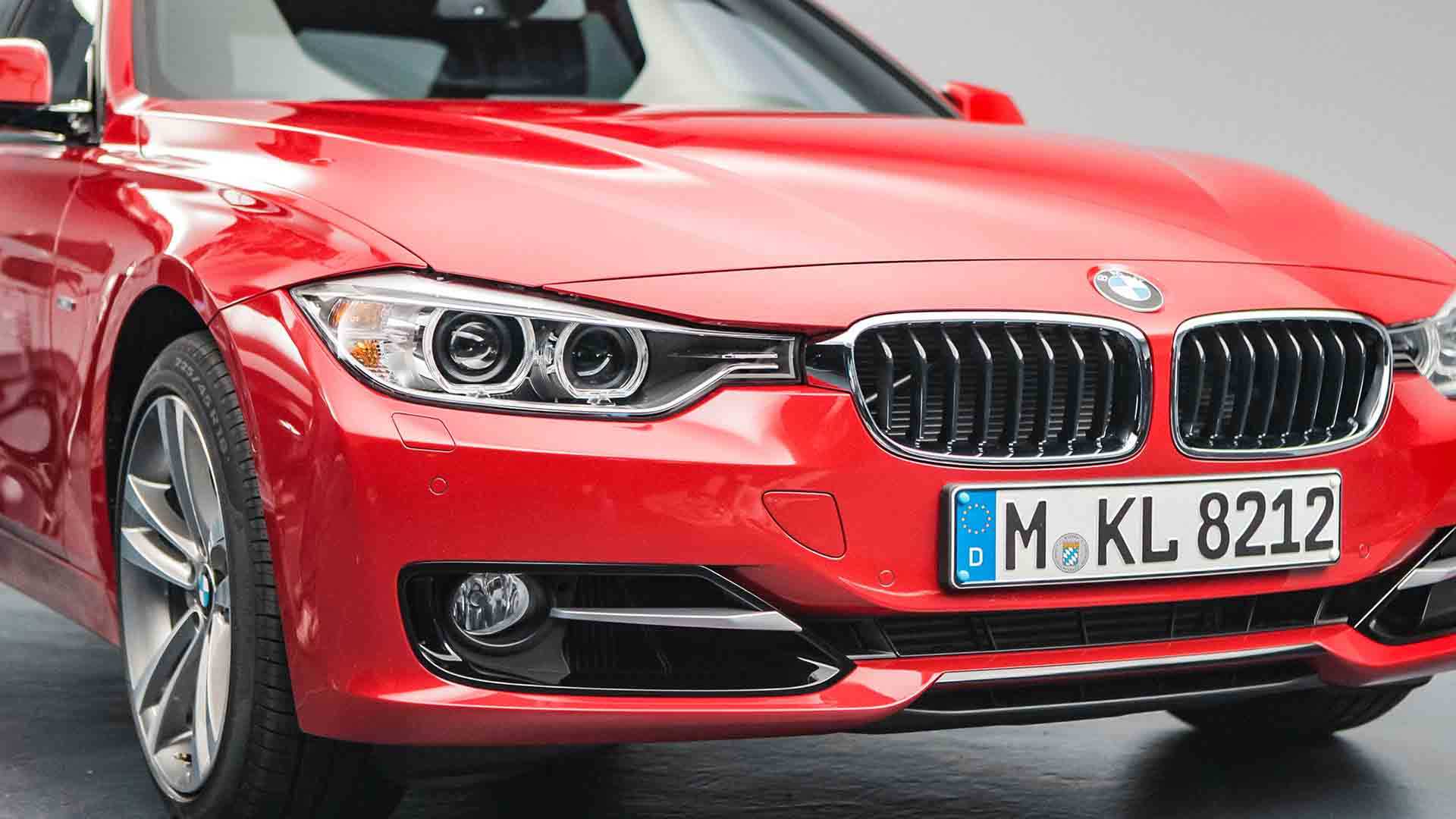 Das Bild zeigt die Motorhaube und das Kennzeichen eines roten BMW´s. Auf dem Kennzeichen liest man M-KL 8212. Das Bild dient als Making Of Bild für den Portfolioeintrag BMW F30 Zubehör von Panda Pictures.