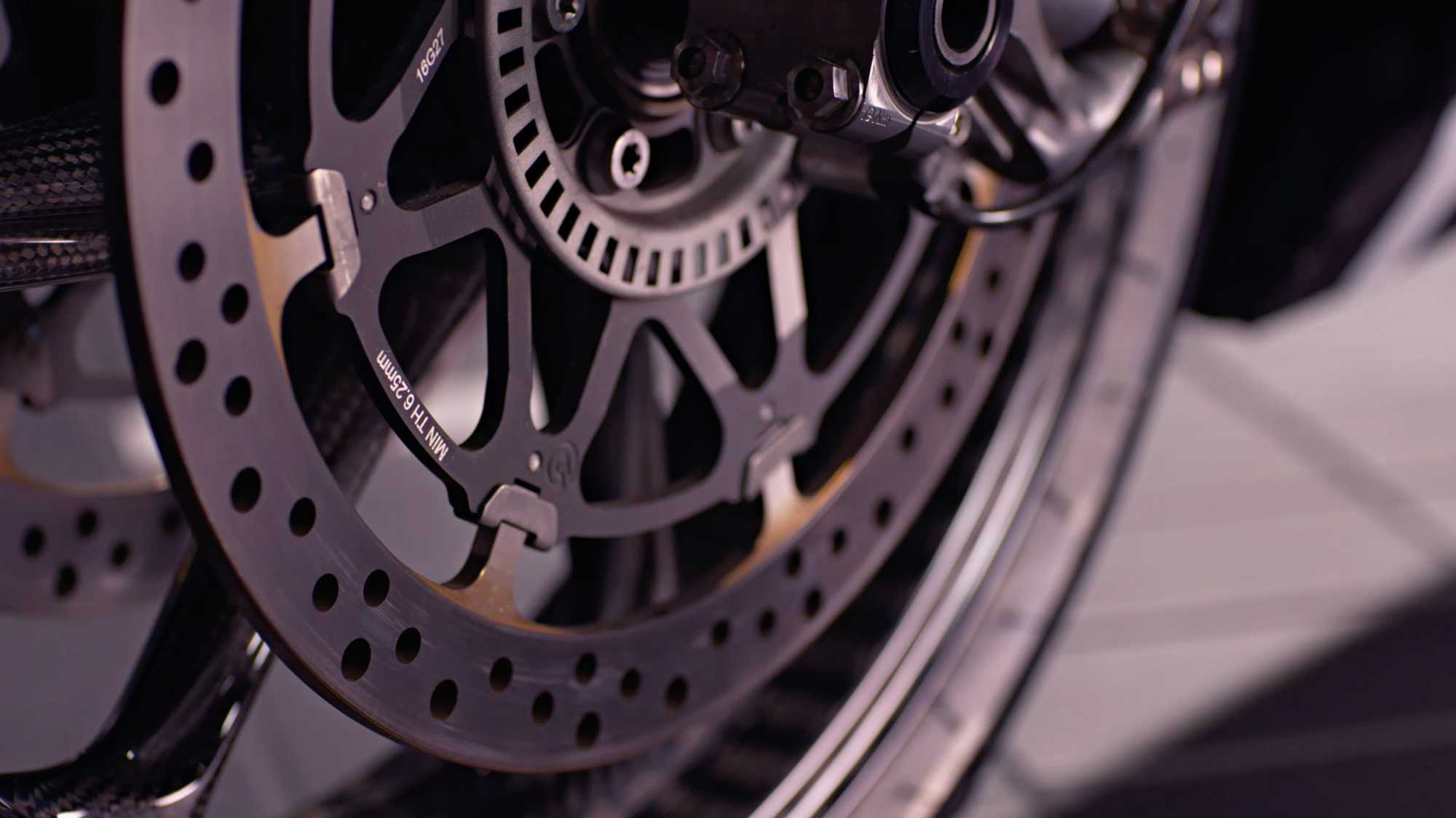 Das Bild zeigt eine graue Bremsschreibe eines Motorrads. Das Bild dient als Sliderbild für den Portfolioeintrag BMW Motorrad HP4 Race In the Spotlight von Panda Pictures,
