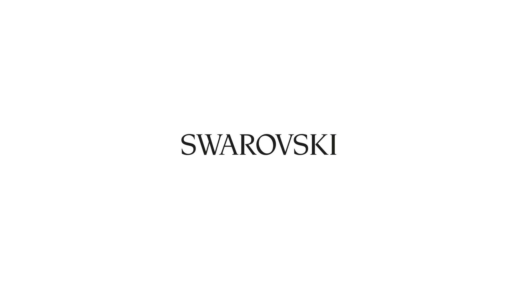 Das Bild zeigt einen weißen Hintergrund mit der Aufschrift Swarovski. Diese ist gleichzeitig das Logo der Marke. Das Bild dient als Sliderbild für den Portfolioeintrag Swarovski Produktfilm von Panda Pictures.