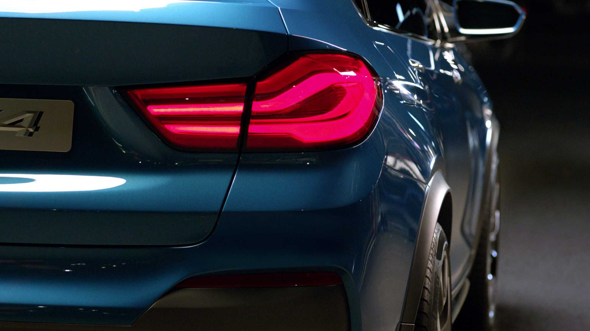 Das Bild zeigt das rechte, hintere Licht eines BMW´s. Dieser ist blau. Das Bild dient als Sliderbild für den Portfolioeintrag BMW Concept X4 von Panda Pictures.