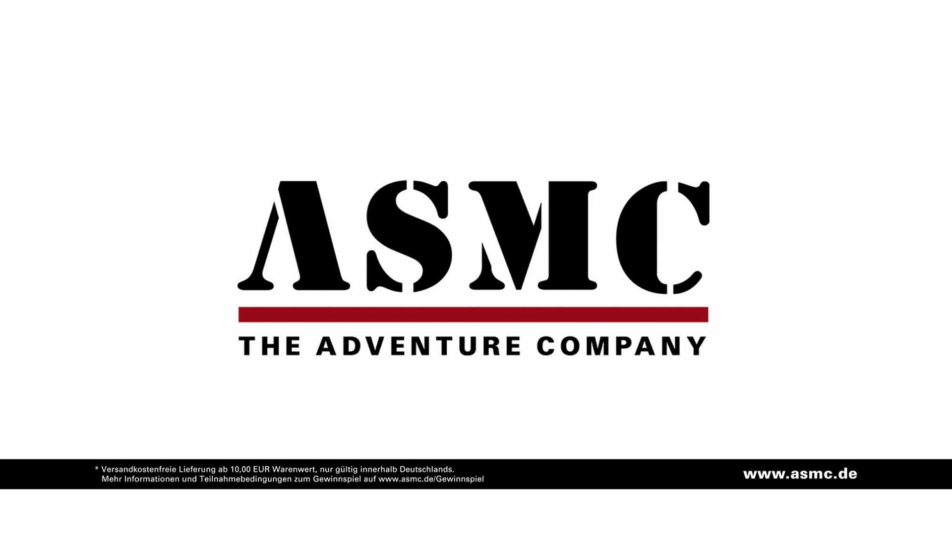 Das Bild zeigt die Worte "ASMC - The adventure company" auf einem weißen Hintergrund. Sie sind in schwarzer Schrift. Darunter ist ein schwarzer Banner gezogen. Das Bild dient als Sliderbild für den Portfolioeintrag ASMC - DRTV Spot von Panda Pictures.